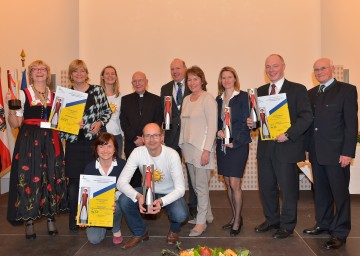 Im Bild von links nach rechts: Elisabeth Koppensteiner, MSc (GARTENleben GmbH, 1. Platz Kleinbetriebe); Landesrätin Mag. Barbara Schwarz;  Manuela Raidl-Zeller, Edith Sagaster und Klaus Doppler (SONNENTOR KräuterhandelsgmbH, 1. Platz Großbetriebe); Diözesanbischof DDr. Klaus Küng; Mag. Helmut Schebesta (Schebesta und Holzinger Wirtschaftstreuhand Steuerberatung GmbH, 1. Platz Mittelbetriebe); Wirtschaftskammerpräsidentin BR KommR Sonja Zwazl; DSA Elisabeth Cinatl (Verein wendepunkt – Frauen für Frauen und Kinder, 1. Platz Non-Profit-Organisationen); Mag. Helmut Miernicki (ecoplus. Niederösterreichs Wirtschaftsagentur GmbH, 1. Platz öffentlich-rechtliche Unternehmen und öffentliche Institutionen); IV-Familie-Präsident Dr. Josef Grubner