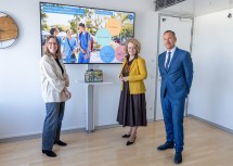 Präsentation der NÖ Pflegelandkarte: Cornelia Russ, Programmleitung Pflege der Facultas Verlags- und Buchhandels AG, Sozial-Landesrätin Christiane Teschl-Hofmeister und Robert Langenberger, Vorstand der Facultas Verlags- und Buchhandels AG (v.l.n.r.)