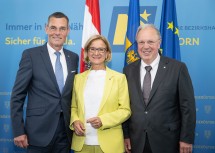 Der neue Bezirkshauptmann von Horn, Stefan Grusch, mit Landeshauptfrau Johanna Mikl-Leitner und Bezirkshauptmann a. D. Johannes Kranner (von links nach rechts).