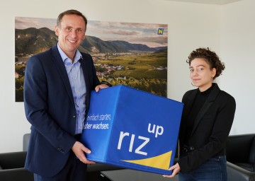 LR Jochen Danninger gratuliert Beatrice Garabetyan aus Herzogenburg, die Anfang 2022 ihr eigenes Unternehmen gründen wird