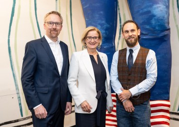 Im Bild von links nach rechts: Schallaburg-Geschäftsführer Peter Fritz, Landeshauptfrau Johanna Mikl-Leitner und Ausstellungskurator Dominik Heher.