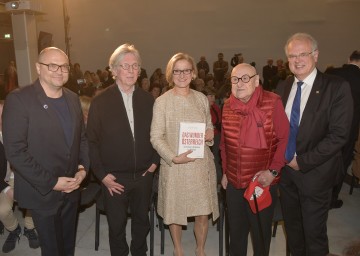 Eröffnung der Ausstellung „IRONIMUS 90. Jetzt mal keine Politik!“: der künstlerische Direktor des Karikaturmuseums Krems Gottfried Gusenbauer, Laudator Gerhard Haderer, Landeshauptfrau Johanna Mikl-Leitner, Gustav Peichl alias Ironimus und Bürgermeister Reinhard Resch (v.l.n.r.)