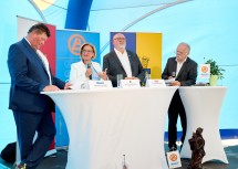 Kurt Bernegger, Landeshauptfrau Johanna Mikl-Leitner und ÖBB-Vorstandsvorsitzender Andreas Matthä mit Moderator Ewald Schnabl beim Gespräch (v.l.n.r.).