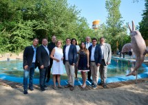 Fossilienwelt Weinvierte in Stetten „auf Höhe der Zeit“ gebracht. Im Bild von links nach rechts: Die Geschäftsführer Werner Stark und Christian Lang, Professor Mathias Harzhauser vom Naturhistorischen Museum, Landeshauptfrau Johanna Mikl-Leitner, Thomas Windsor-Seifert, Bürgermeister aus Stetten, Geschäftsführerin Karin Schneider vom Verein „10 vor Wien“, Betriebsleiterin Michéle Fleischer, Bezirkshauptmann Andreas Strobl, Korneuburger Bürgermeister Christian Gepp und Hagenbrunner Bürgermeister Michael Oberschil