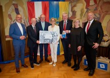 Pfarrer Mario Kietzer, Bürgermeister a.D. Günther Leichtfried, LH-Stellvertreter Stephan Pernkopf, Landeshauptfrau Johanna Mikl-Leitner, Bürgermeister Josef Leitner, Vizebürgermeisterin Sabine Rottenschlager und Pfarrer David Zezula beim Festakt anlässlich 50 Jahre Stadterhebung Wieselburg (v.l.n.r.)