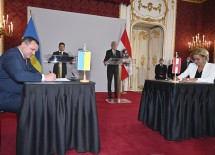 Vasyl Volodin, Regionspräsident Kiew, und Landeshauptfrau Johanna Mikl-Leitner bei der Unterzeichnung des Abkommens. Im Hintergrund Bundespräsident Alexander Van der Bellen und der ukrainische Präsident Wolodymyr Selenskyj