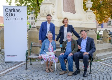 Landeshauptfrau Johanna Mikl-Leitner, Bürgermeister Stefan Schmuckenschlager und Klaus Schwertner, gf. Caritasdirektor der Erzdiözese Wien, eröffneten gestern, Mittwoch, die „100. Parkbank mit besonderem Hintergrund“ am Rathausplatz von Klosterneuburg.