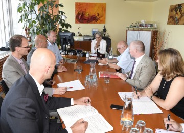 Runder Tisch im Büro von Wirtschafts-Landesrätin Bohuslav (Mitte) mit Claus Zeppelzauer (ecoplus), Karl-Heinz Hofbauer (Shire – Board Member), Alexander Herget (Shire – Site Leader Orth), Michael Moll (accent Gründerservice) (Reihe links), Karl Fakler (Geschäftsführer AMS NÖ), Helmut Miernicki (Geschäftsführer ecoplus) und Doris Agneter (NÖBEG) (Reihe rechts)