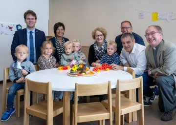 Im Bild von links nach rechts: Bezirkshauptmann-Stellvertreter Manuel Höfer, Kindergartenleiterin Waltraud Luger, Familien-Landesrätin Christiane Teschl-Hofmeister, Bürgermeister Christian Lothspieler, Landtagsabgeordnter Anton Erber und Pfarrer Johann Lagler mit Michael, Sarah, Niklas, Sarah und Michael.
