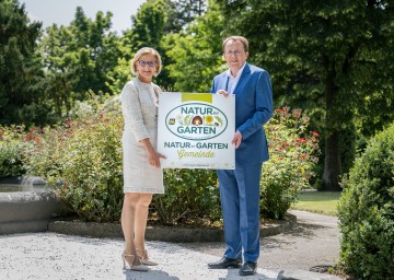 Landeshauptfrau Johanna Mikl-Leitner und Bürgermeister Matthias Stadler freuen sich auf die künftige Zusammenarbeit der Landeshauptstadt St. Pölten mit der NÖ-Umweltbewegung „Natur im Garten“.