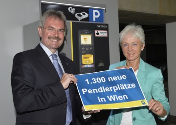 Informierten über 1.350 neue Pendlergaragenplätze in Wien: Landesrat Mag. Karl Wilfing und Margit Kraus vom Mobilitätsmanagement Weinviertel (v.l.n.r.)