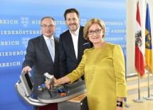 Freuten sich über einen „Meilenstein in der Hochschul-Entwicklung in Niederösterreich“: LH-Stellvertreter Stephan Pernkopf, Bundesminister Harald Mahrer, Landeshauptfrau Johanna Mikl-Leitner (von links nach rechts).