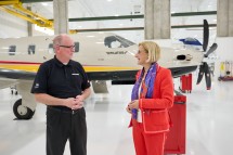 Landeshauptfrau Johanna Mikl-Leitner mit einem Mitarbeiter der Firma Pilatus.