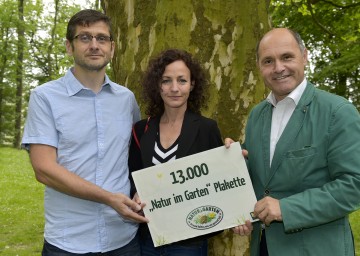 Mit 13.000 „Natur im Garten“ Plaketten ist Niederösterreich Vorreiter im Bereich ökologisches Gärtnern. Andreas Aigelsreiter, Sabine Prankl und Landeshauptmann-Stellvertreter Mag. Wolfgang Sobotka (v.l.n.r.)