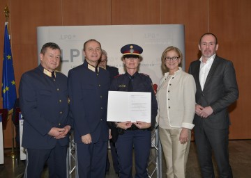 Ernennung und Belobigung der Klassensprecherin und Klassenbesten Silvia Petrzelka (Mitte) zur Inspektorin mit Arthur Reis, Leiter des Bildungszentrums Traiskirchen, Landespolizeidirektor Konrad Kogler, Landeshauptfrau Johanna Mikl-Leitner und Sektionschef Michael Kloibmüller vom Innenministerium (v.l.n.r.)