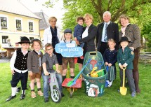 Kindergartenleiterin Doris Fuchs, Landesrätin Barbara Schwarz, Bürgermeister Johann Schmidl, Bezirkshauptfrau Elfriede Mayerhofer und Kinder aus Unterloiben bei der feierlichen Eröffnung des neuen Spielplatzes. (v.l.n.r.)