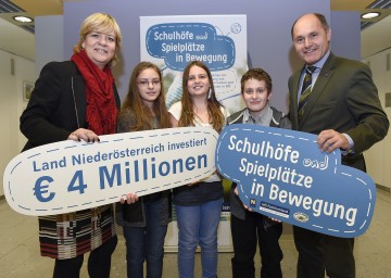 Landesrätin Mag. Barbara Schwarz und Landeshauptmann-Stellvertreter Mag. Wolfgang Sobotka mit Leonie, Ana und Simon von der Neuen NÖ Mittelschule St. Pölten-Viehofen, die gerade ihren Schulhof mit dem Projektteam der NÖ Familienland GmbH neu gestalten.