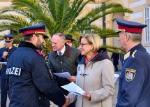 Landeshauptfrau Johanna Mikl-Leitner und Bundesminister Gerhard Karner überreichten Zeugnisse.