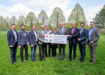 Landtagsabgeordneter Bernhard Heinreichsberger, Dr. Georg Dorninger (Michelhausen), Bürgermeister Georg Hagl (Judenau-Baumgarten), Bürgermeister Leopold Figl (Langenrohr), Dr. Michael Kaiblinger (Judenau-Baumgarten), Dr. Christa Magerl (Langenrohr), Landesrat NÖGUS-Vorsitzender Martin Eichtinger, Ing. Norbert Fidler (Vorsitzender des Landesstellenausschusses der Österreichischen Gesundheitskasse in Niederösterreich), Bürgermeister Bernhard Heinl (Michelhausen) und Landtagsabgeordneter Christoph Kaufmann.