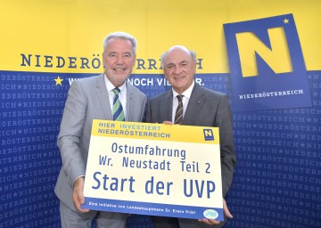 Der Bürgermeister von Wiener Neustadt, Klubobmann Mag. Klaus Schneeberger, und Landeshauptmann Dr. Erwin Pröll informierten über die \"Ostumfahrung Wiener Neustadt - Teil 2\", für die nun die Umweltverträglichkeitsprüfung gestartet wurde. (v.l.n.r.)