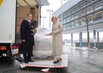 Hilfsgüter für Tansania: Landeshauptfrau Johanna Mikl-Leitner und Stefan Krauter, Geschäftsführer der cargo-partner GmbH