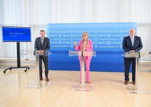 Landeshauptfrau Johanna Mikl-Leitner, LH-Stellvertreter Franz Schnabl und Landesrat Gottfried Waldhäusl bei der Pressekonferenz im NÖ Landhaus.