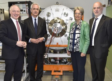 Im Bild von links nach rechts: Dr. Max Kowatsch, Präsident des Vereins zur Förderung der Österreichischen Weltraumindustrie, Landesrätin Dr. Petra Bohuslav, Dr. Norbert Gamsjäger von der Aerospace and Advanced Composites GmbH (AAC)