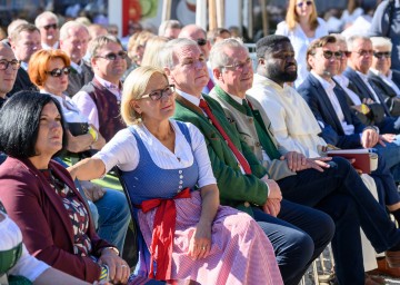 Neuer Hauptplatz Lanzenkirchen: Landeshauptfrau Johanna Mikl-Leitner, SP-Klubobmann Reinhard Hundsmüller, Bundesrat Martin Preineder, Pater Raphael, WET-Direktor Christian Rädler (v.l.n.r.) 