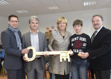 Im Bild von links nach rechts: Mag. Gunnar Prokop von der gemeinnützigen Wohnbaugesellschaft TERRA GmbH, Peter Hecht vom Verein „Intergration: NÖ“, Landesrätin Mag. Barbara Schwarz, Gerhard Andres, Bürgermeister Johann Rädler.