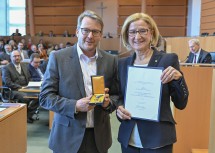 Landeshauptfrau Johanna Mikl-Leitner überreichte das „Goldene Ehrenzeichen für Verdienste um das Bundesland Niederösterreich“ an Serge Falck, Schauspieler, Regisseur und Drehbuchautor 