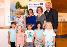 Bildungs-Landesrätin Christiane Teschl-Hofmeister (Dritte von links) und EU-Landesrat Martin Eichtinger (Rechts) präsentierten gemeinsam mit Jana Fischerová (Links) und Karin Steiner (Zweite von links) das Internationale Sprachenprojekt BIG AT-CZ