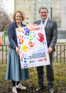 Landesrätin Christiane Teschl-Hofmeister und WKNÖ-Präsident Wolfgang Ecker forcieren den Ausbau der betrieblichen Kinderbetreuung.