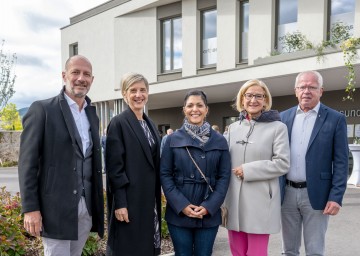 Eröffnung „Haus der Gesundheit“: Baumeister Michael Ebner, BH-Stellvertreterin Claudia Pfeiler-Blach, Gemeindeärztin Dr. Maryam Radon, Landeshauptfrau Johanna Mikl-Leitner und Bürgermeister Reinhard Knobloch (v.l.n.r.) 