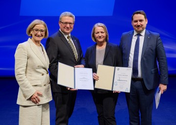 Feierstunde anlässlich der Dienstjubiläen im Landesdienst: Landeshauptfrau Johanna Mikl-Leitner, Gruppenleiter Hermann Dikowitsch (30-jähriges Dienstjubiläum), die kaufmännische Direktorin des PBZ St. Peter in der Au Sylvia Seibert (40-jähriges Jubiläum) und LPV-Obmann Hans Zöhling.