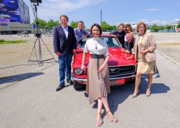 Freuen sich auf den Start des „Auto Kunst Kino“ am Freigelände des VAZ St. Pölten: Bürgermeister Matthias Stadler, NXP-Geschäftsführer und VAZ-Betreiber René Voak, Irina Titova, the Queen of Sand, die Zauberkünstler Thommy Ten und Amélie van Tass, Schauspieler Alexander Goebel und Landeshauptfrau Johanna Mikl-Leitner (v.l.n.r.)