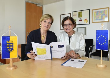 EU-Landesrätin Mag. Barbara Schwarz und die für Finanzen zuständige Landeshauptmann-Stellvertreterin Mag. Johanna Mikl-Leitner präsentieren die Zahlen des aktuellen EU-Förderberichts 2015 für Niederösterreich. (v.l.n.r.)