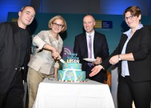 Im Bild von links nach rechts: Autor Stefan Slupetzky, Landeshauptfrau Johanna Mikl-Leitner, der Geschäftsführer der NÖ Kreativ GmbH Rafael Ecker und Nicola Malina-Urbanz von der Leseinitiative "Zeit Punkt Lesen".