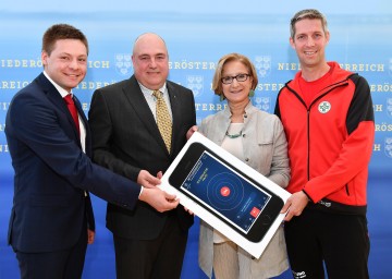 Präsentierten die erste Notruf-App für Österreich und Tschechien „Rettung“: App-Entwickler Filip Malenak, Christof Constantin Chwojka, Geschäftsführer des Notruf NÖ, Landeshauptfrau Johanna Mikl-Leitner und Martin Gurdet, Landeseinsatzleiter der Bergrettung (v.l.n.r.)