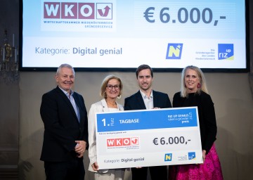 Das Gewinnerprojekt in der Kategorie „Digital genial“ TAGBASE: (v.l.) Michael Dochter (Prokurist riz up), Landeshauptfrau Johanna Mikl-Leitner, Manuel Mertl und Vera Sares (Vorsitzende Frau in der Wirtschaft).