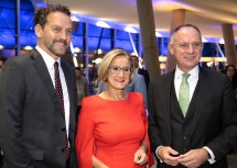 (v.l.) Präsident des Institute of Science and Technology Austria in Klosterneuburg Martin Hetzer, Landeshauptfrau Johanna Mikl-Leitner und Bundesinnenminister Gerhard Karner am Landesfeiertag im Festspielhaus St. Pölten.