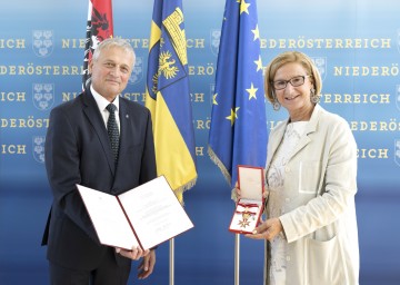 Landeshauptfrau Johanna Mikl-Leitner überreichte das „Große Goldene Ehrenzeichen der Republik Österreich“ an Landesamtsdirektor-Stellvertreter Johann Lampeitl.