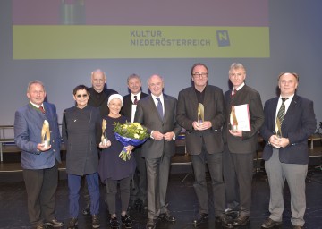 Gratulation an die Würdigungspreisträger durch Landeshauptmann Dr. Erwin Pröll (4.v.r.): Norbert Hauer (Volkskultur und Kulturinitiativen), Univ.Prof. Mag. Brigitte Kowanz (Bildende Kunst), Manfred Neuwirth (Kunstfilm), Mimi Wunderer-Gosch (Darstellende Kunst), Mag. Franz Thürauer (Musik), Dr. Robert Menasse (Literatur), Dipl.Päd. Ing. Hans Rupp (Erwachsenenbildung) und Erich Klein (Kultur- und Wissenschaftsjournalismus – Sonderpreis 2015). (v.l.n.r.)