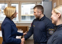 Landeshauptfrau Johanna Mikl-Leitner im Gespräch mit Polizistinnen und Polizisten der Polizeiinspektion Klosterneuburg.