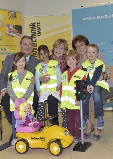 Dr. Robert Menzl, Direktor des ÖAMTC-Mitgliederservice für Wien, Niederösterreich und Burgenland, Landesrätin Mag. Barbara Schwarz und Mag. Friederike Lackenbauer, Direktorin der AUVA-Landesstelle Wien, trainieren mit Kindern des Landhauskindergartens in St. Pölten das richtige Verhalten auf der Straße.