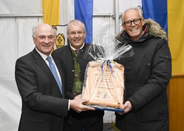 Landeshauptmann Dr. Erwin Pröll wurde die Ehrenbürgerschaft der Marktgemeinde Absdorf verliehen. Im Bild der Landeshauptmann mit Bürgermeister Franz Dam (m.) und Vizebürgermeister Leopold Weinlinger (r.).