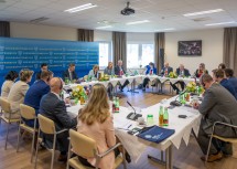 Landeshauptfrau Johanna Mikl-Leitner, die Kreishauptleute aus Südböhmen, Südmähren und Vysočina mit weiteren Vertreterinnen und Vertretern beider Länder beim Arbeitsgespräch zur grenzüberschreitenden Zusammenarbeit in Gmünd.