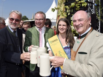 Max Ingelsböck vom Waldviertel Tourismus, Landesrat Dr. Stephan Pernkopf, Hopfenprinzessin Elisabeth Süß und Landeshauptmann Dr. Erwin Pröll, (v.l.n.r.) bei der Eröffnung des diesjährigen \"waldviertelpur\"-Festes am Wiener Heldenplatz.