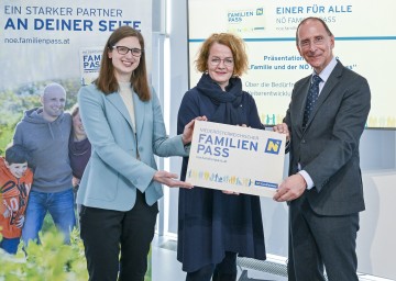 Landesrätin Christiane Teschl-Hofmeister (Mitte) mit Katrin Praprotnik und Peter Filzmaier vom Institut für Strategieanalysen bei der Studienpräsentation „Familie und der NÖ Familienpass“.