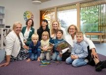 Im Bild von links nach rechts: Bürgermeisterin Andrea Kö, Kindergarten-Inspektorin Katharina Hauke, Kindergartenleiterin Sabine Müller, Landtagsabgeordnete Marlene Zeidler-Beck, Landeshauptfrau Johanna Mikl-Leitner und Kindergartenkinder 