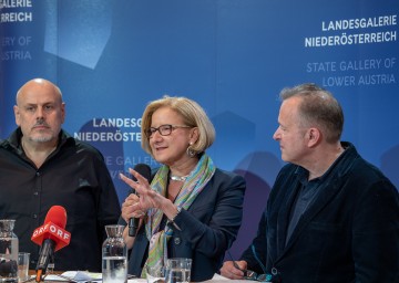 Architekt Bernhard Marte, Landeshauptfrau Johanna Mikl-Leitner und Direktor Christian Bauer bei der Pressekonferenz zwei Tage vor der Eröffnung der neuen Landesgalerie Niederösterreich in Krems (v.l.n.r.)
<br />
